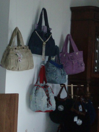 Borse realizzate con pantaloni dismessi - Gabriella e Pina