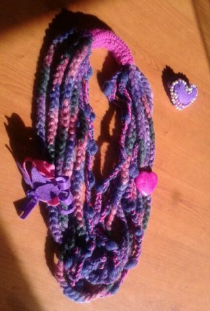 collana in lana con applicazioni a spilla - Patrizia